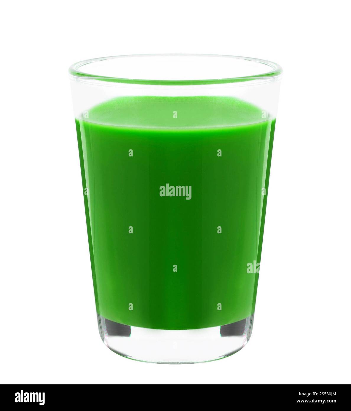 succo di erba di grano isolato su sfondo bianco. succo di erba di grano Foto Stock