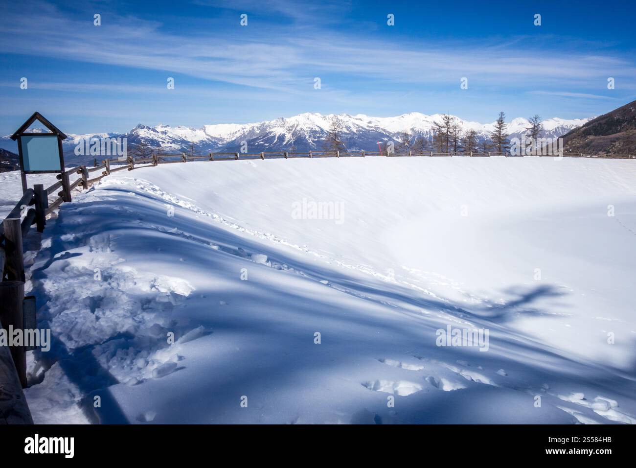 Paesaggio montano sotto la neve in inverno e lago ghiacciato. Il paesaggio di un lago di montagna in inverno Foto Stock