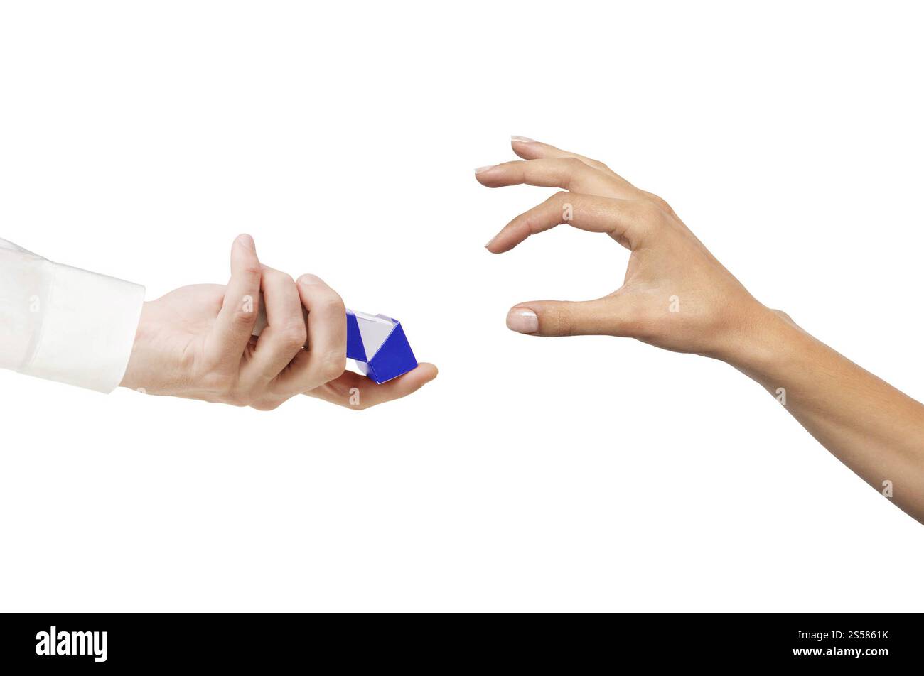 Mano richiede una sigaretta fuori del pacco Foto Stock