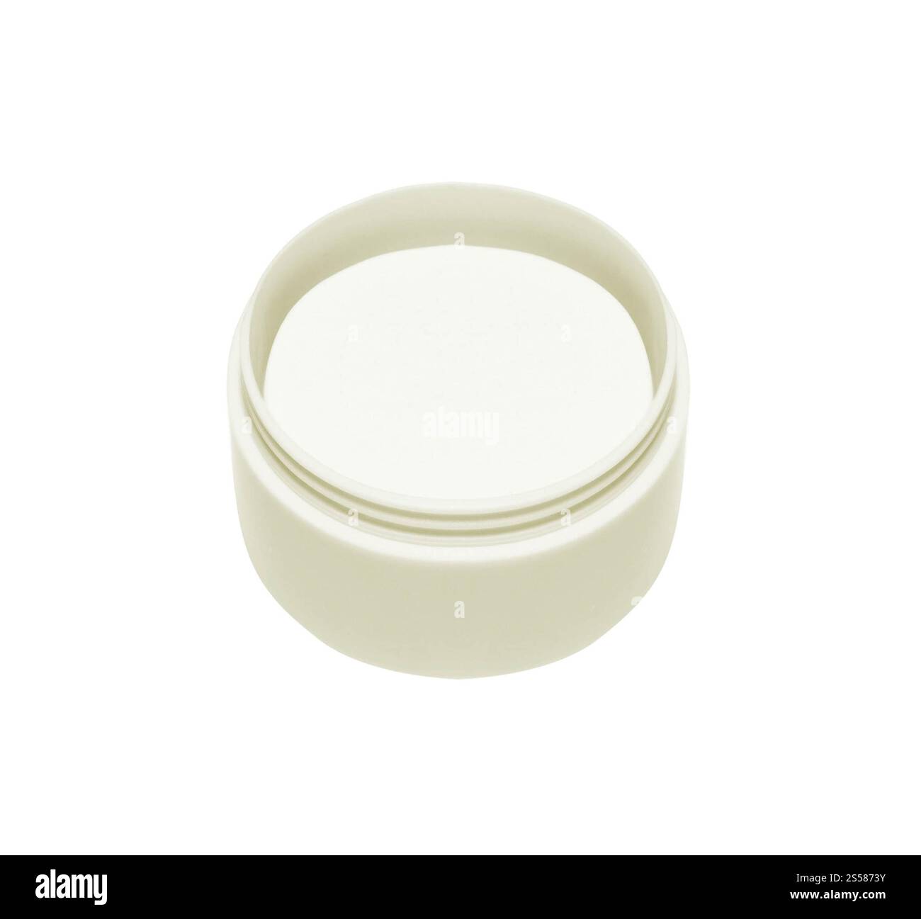 Contenitore di plastica aperto con crema su sfondo bianco Foto Stock