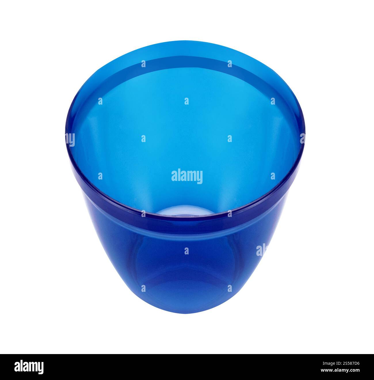 Blue tazza in plastica vuota isolata su bianco Foto Stock