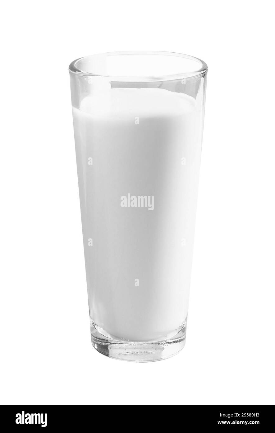 Il latte fresco in vetro su sfondo bianco Foto Stock