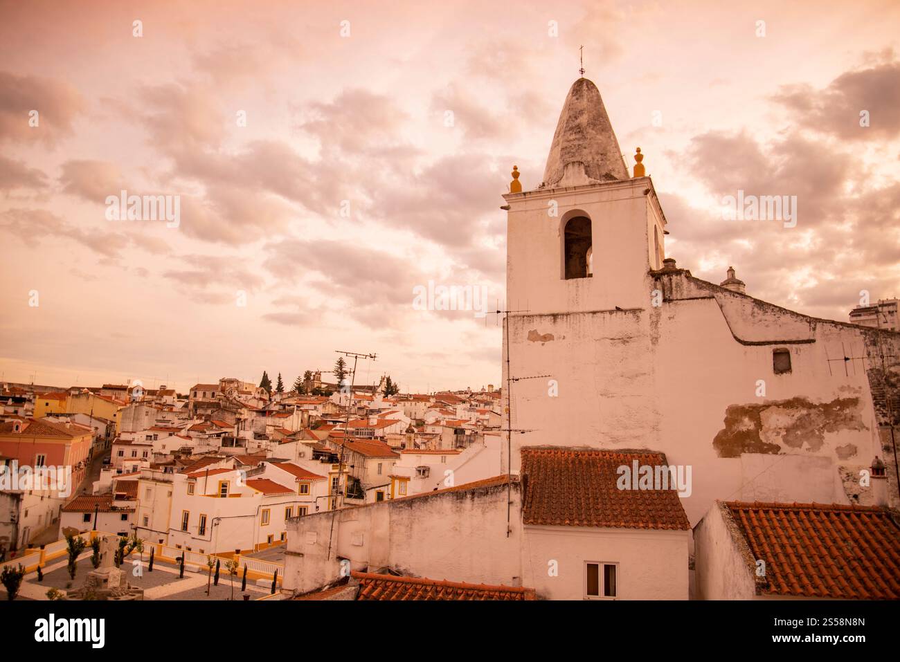 Una vista della città vecchia nella città di Elvas in Alentejo in Portogallo. Portogallo, Elvas, ottobre 2021 Foto Stock