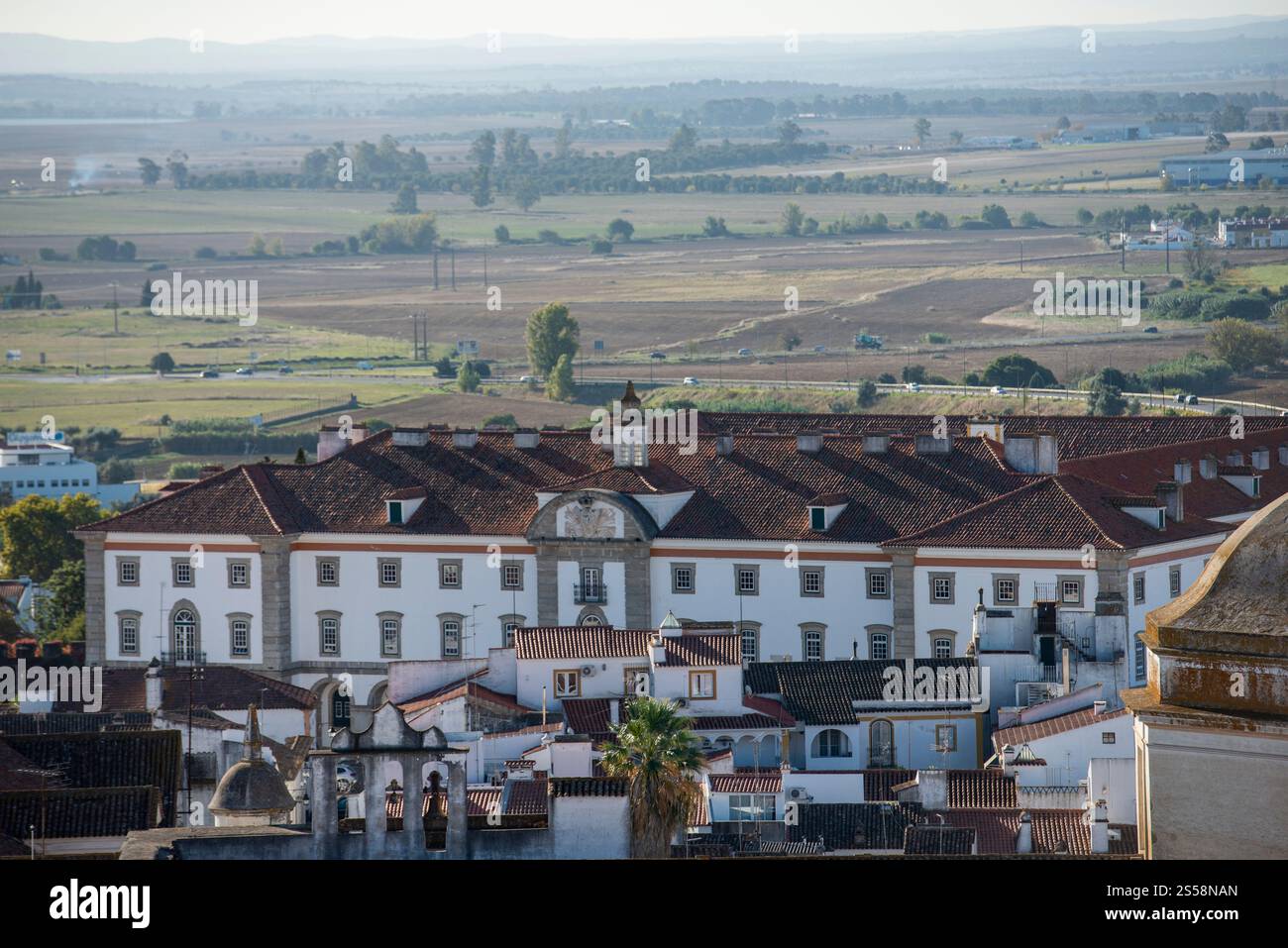 Comando da Instrucao e Doutrina o base militare nella città vecchia di Evora in Alentejo in Portogallo. Portogallo, Evora, ottobre 2021 Foto Stock Comando da Instrucao e Doutrina o base militare nella città vecchia di Evora in Alentejo in Portogallo. Portogallo, Evora, ottobre 2021 Foto Stock