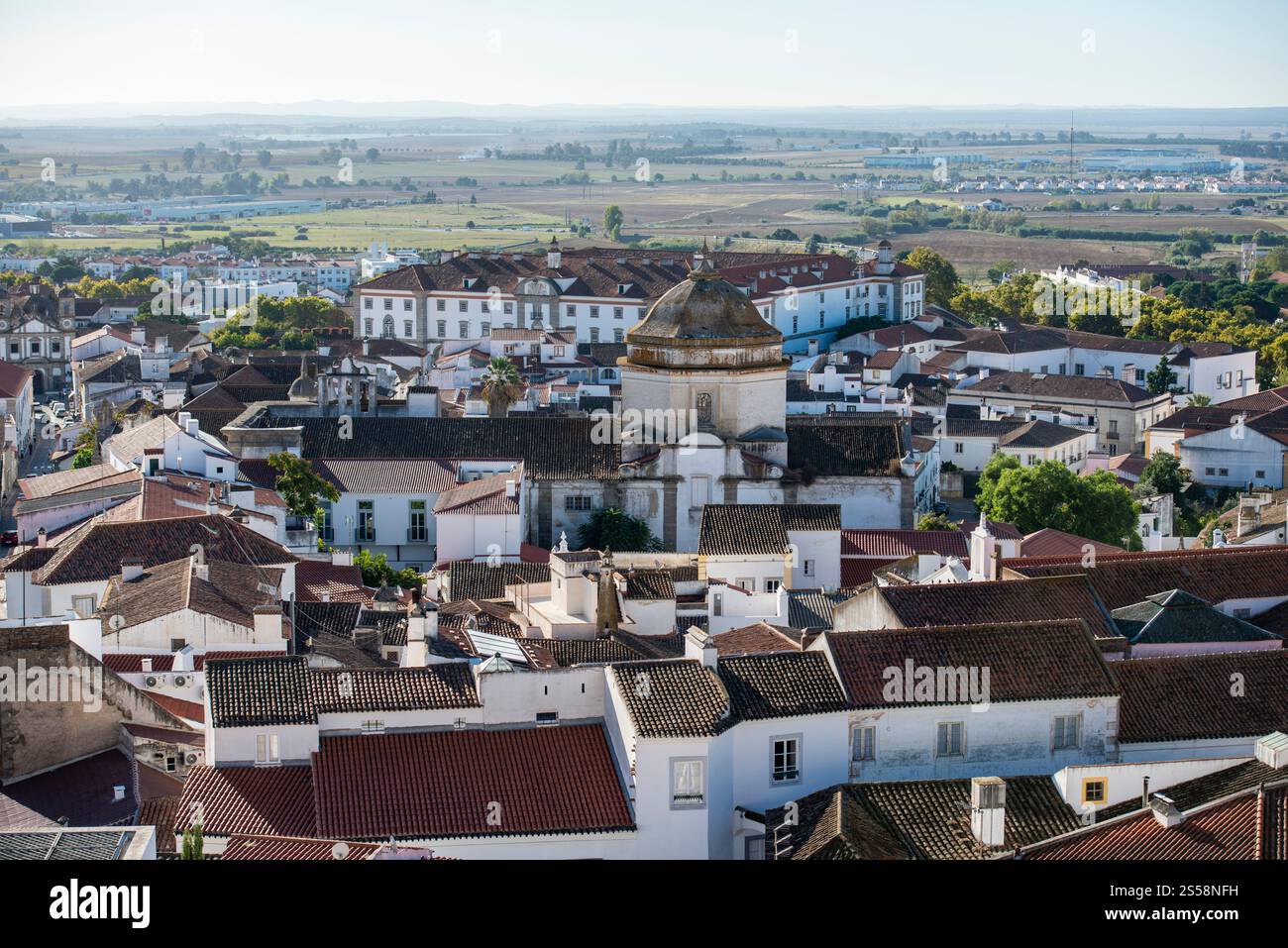 Il comando da Instrucao e Doutrina o base militare, dietro, e il Curch Igreja do Carmo, davanti, nella città vecchia di Evora in Alentejo in Foto Stock Il comando da Instrucao e Doutrina o base militare, dietro, e il Curch Igreja do Carmo, davanti, nella città vecchia di Evora in Alentejo in Foto Stock