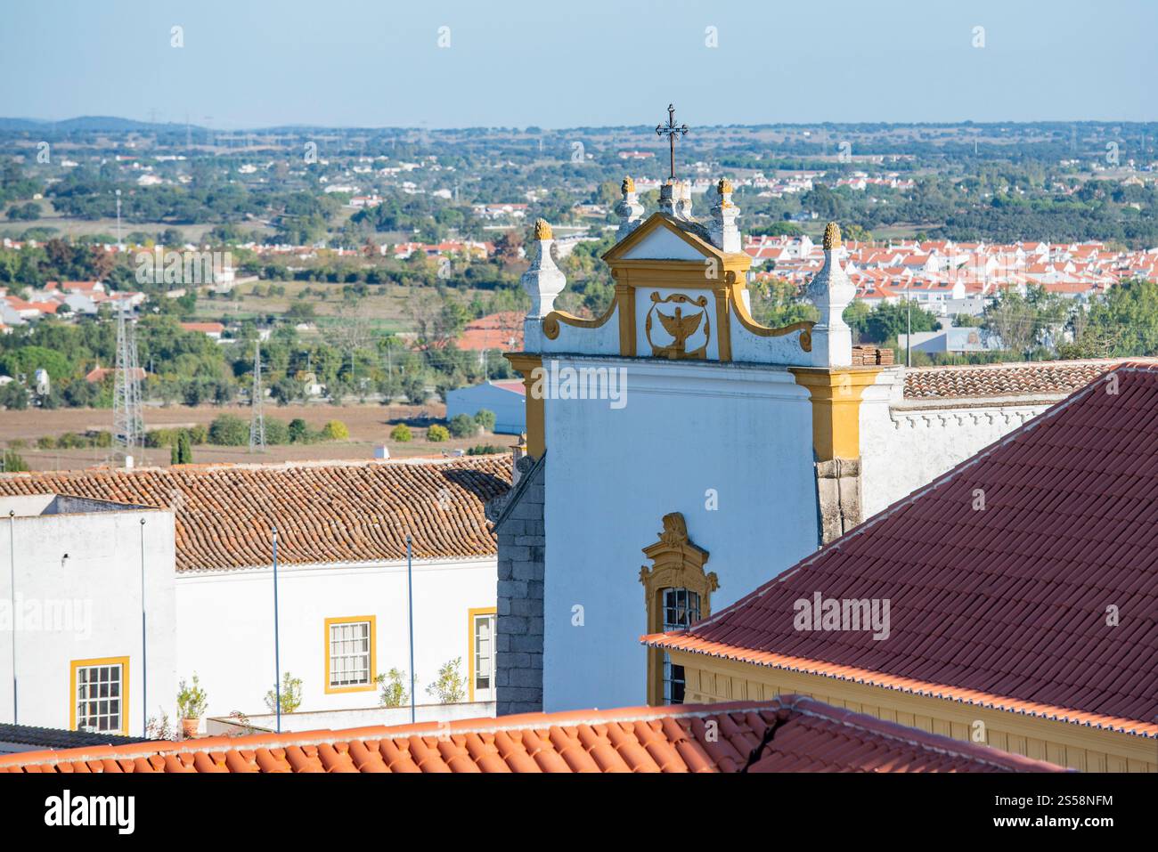 Il Convento e Igreja de Sao Joao Evengelista o Igreja dos loios presso il Jardim Diana nella città vecchia di Evora in Alentejo in Portogallo. Foto Stock