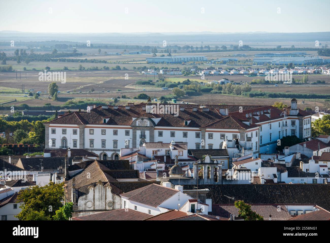 Comando da Instrucao e Doutrina o base militare nella città vecchia di Evora in Alentejo in Portogallo. Portogallo, Evora, ottobre 2021 Foto Stock Comando da Instrucao e Doutrina o base militare nella città vecchia di Evora in Alentejo in Portogallo. Portogallo, Evora, ottobre 2021 Foto Stock
