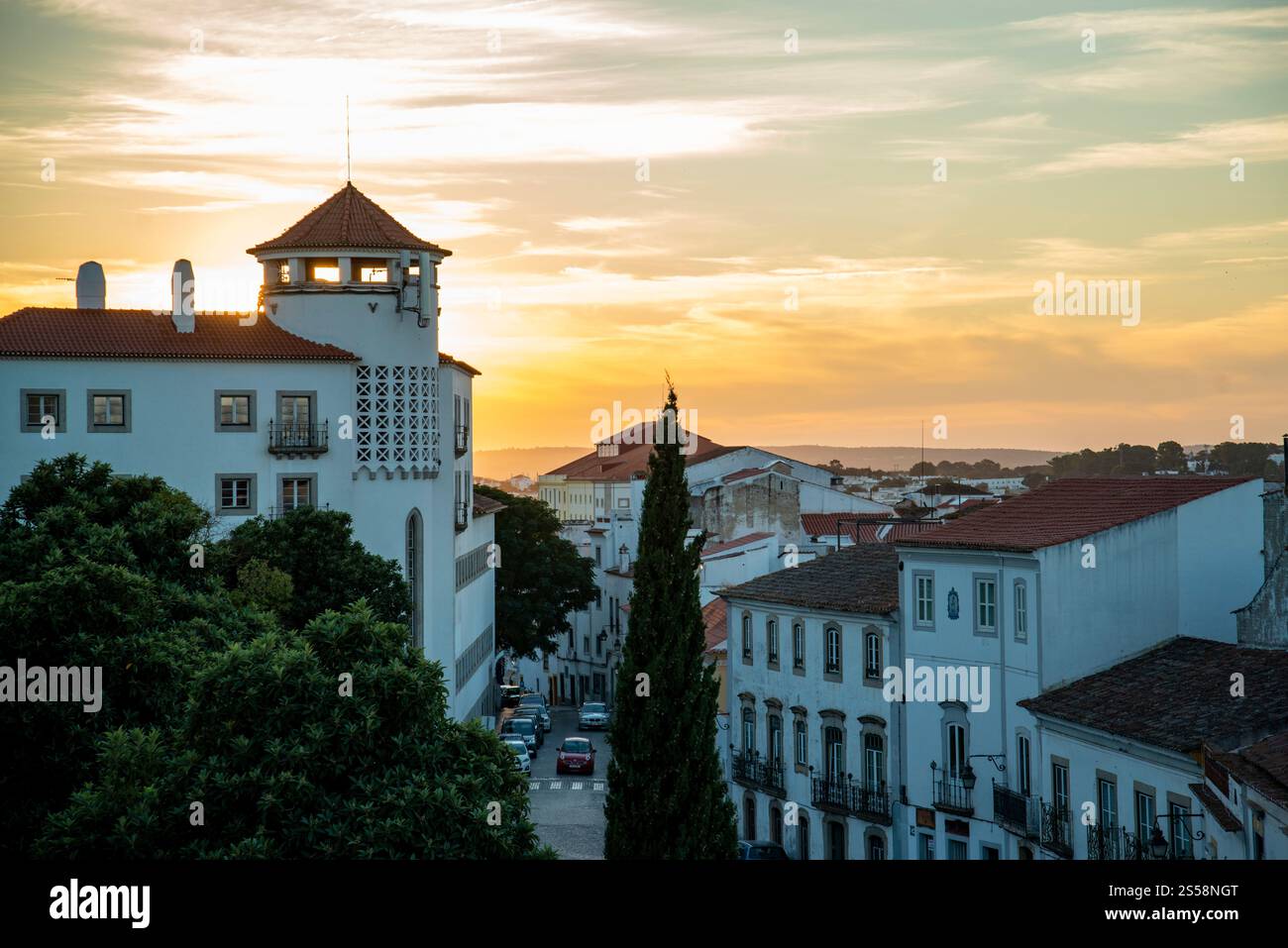 Una vista della città vecchia di Evora in Alentejo in Portogallo. Portogallo, Evora, ottobre 2021 Foto Stock
