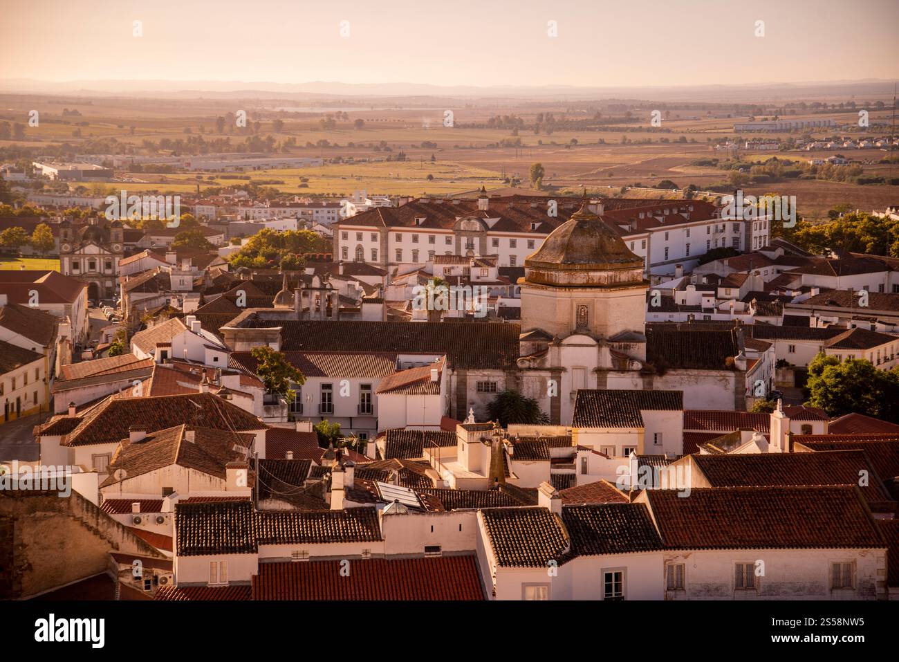Il comando da Instrucao e Doutrina o base militare, dietro, e il Curch Igreja do Carmo, davanti, nella città vecchia di Evora in Alentejo in Foto Stock Il comando da Instrucao e Doutrina o base militare, dietro, e il Curch Igreja do Carmo, davanti, nella città vecchia di Evora in Alentejo in Foto Stock