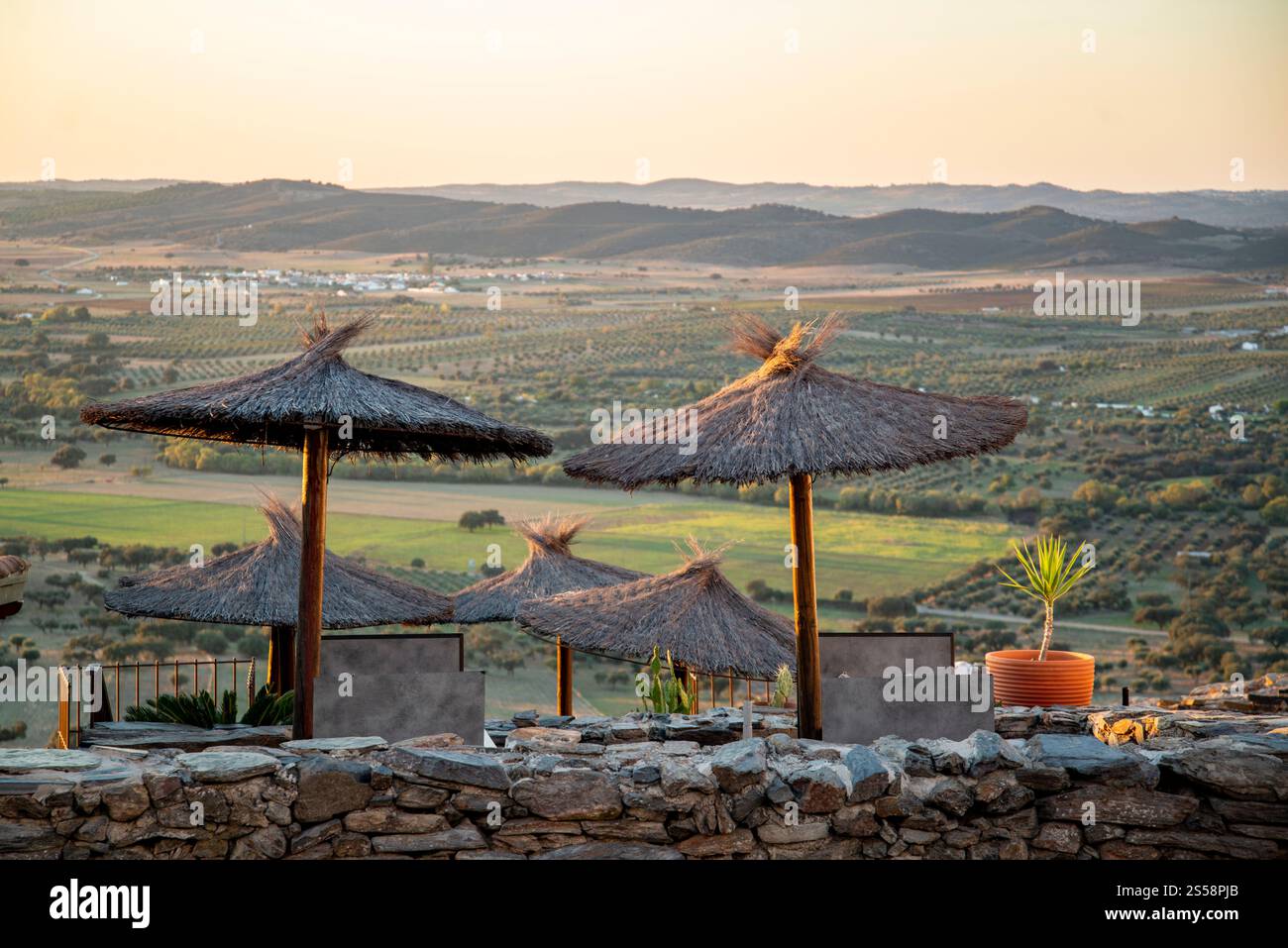 Una terrazza di un Wine Bar e ristorante nel villaggio di Monsaraz ad Alentejo in Portogallo. Portogallo, Monsaraz, ottobre 2021 Foto Stock