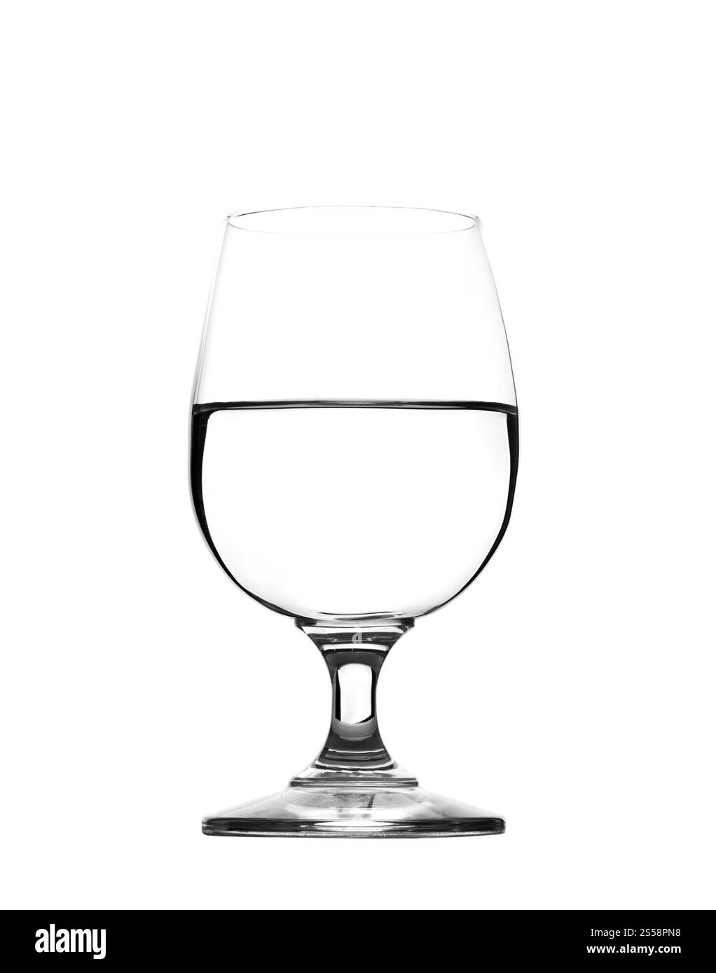 acqua su vetro isolata su sfondo bianco. acqua su vetro isolata Foto Stock