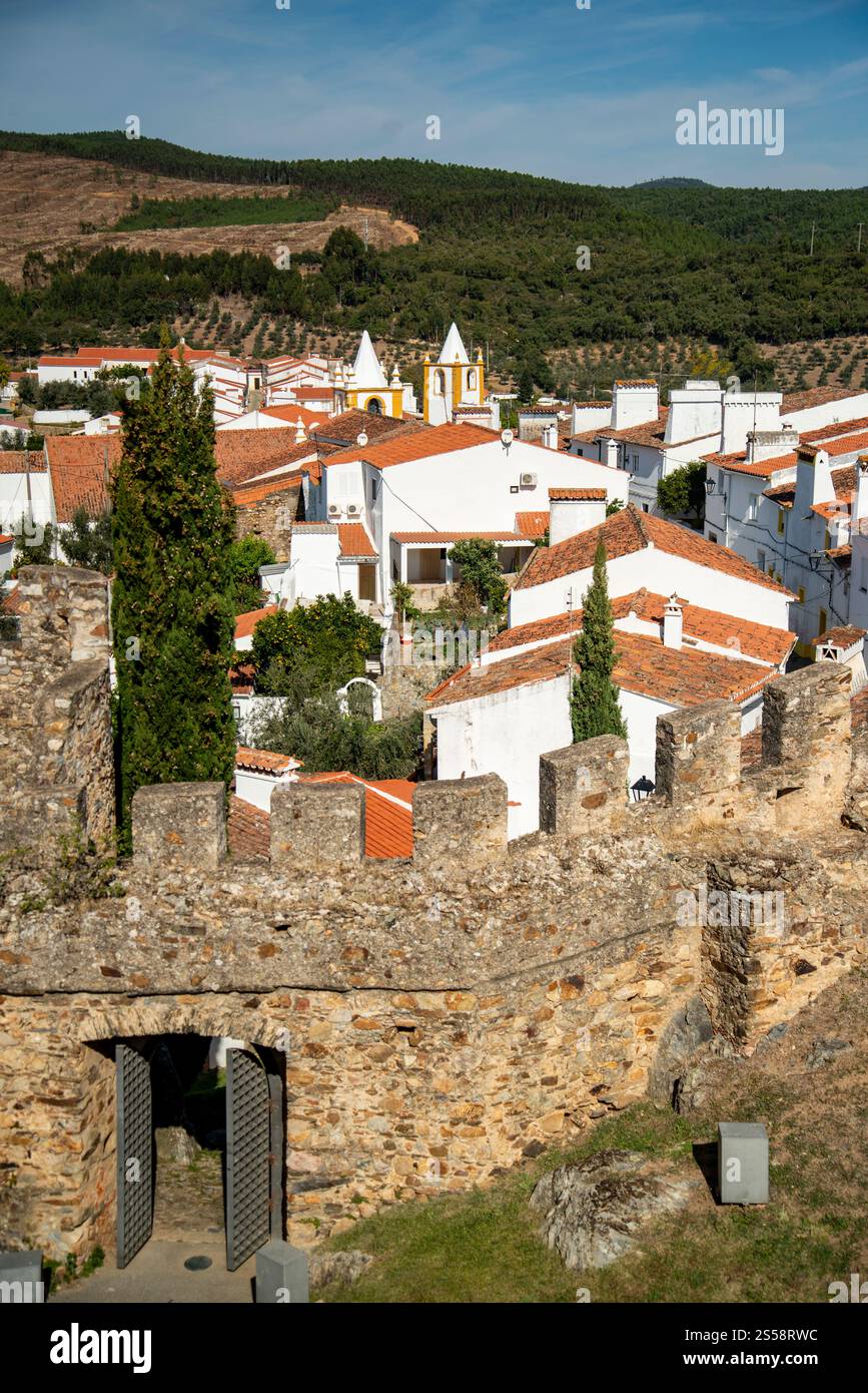 Una vista dal Castelo della città vecchia di Alegrete in Alentejo in Portogallo. Portogallo, Alegrete, ottobre 2021 Foto Stock
