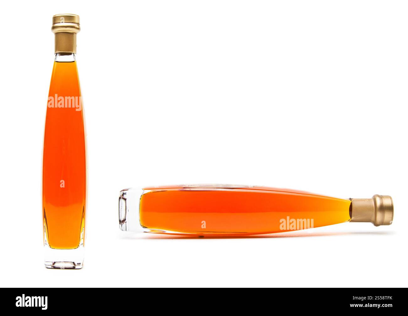 Cognac alcolico in bottiglie chiuse. Cognac alcolico Foto Stock