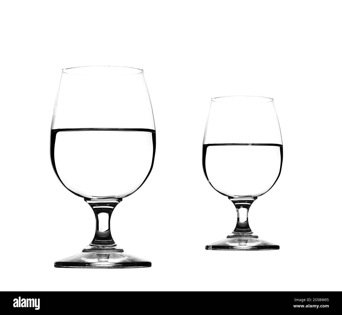 acqua su bicchieri isolata su sfondo bianco. acqua su bicchieri isolata Foto Stock