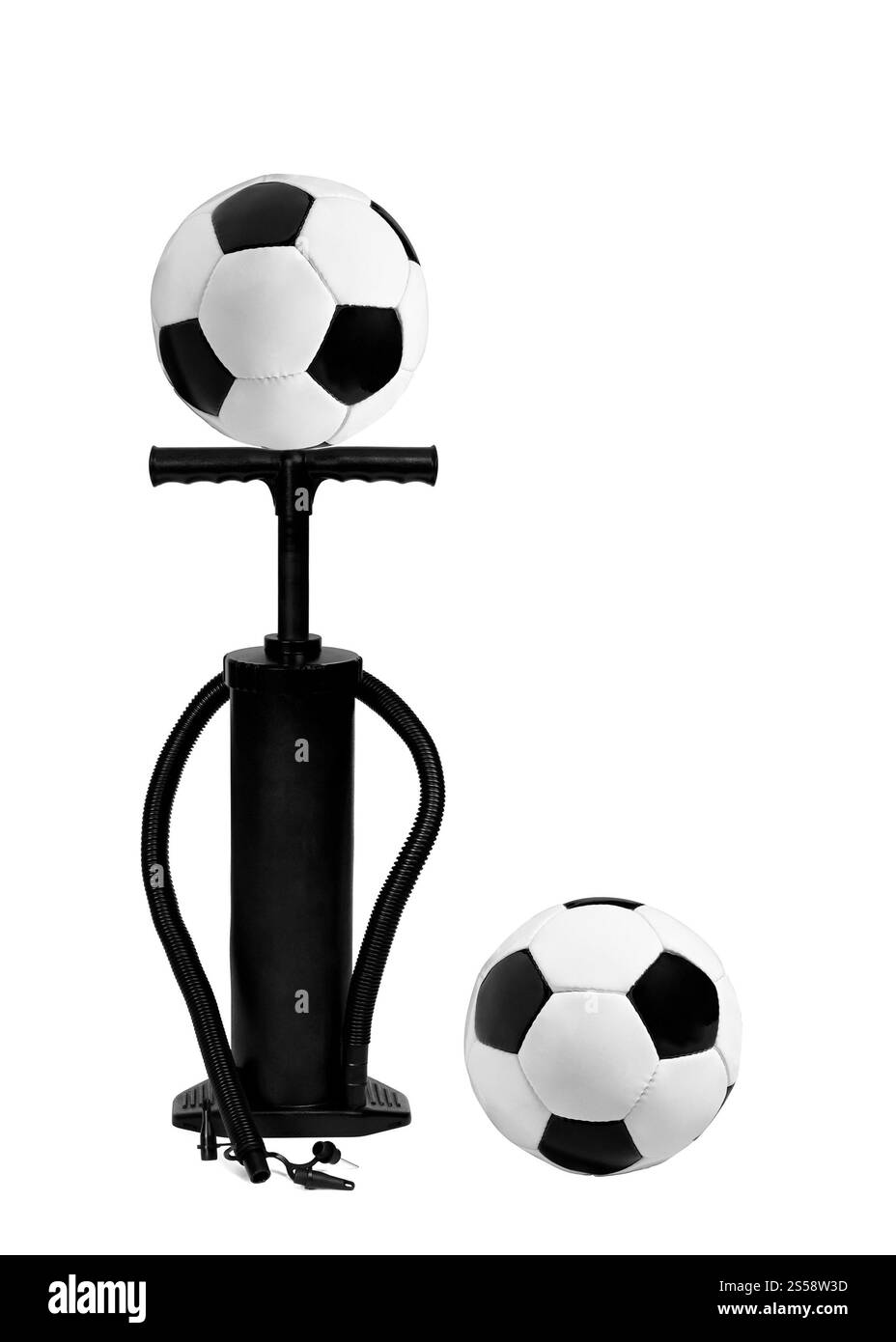 pompa e palline da calcio isolate su sfondo bianco. pompa e palline da calcio isolate Foto Stock