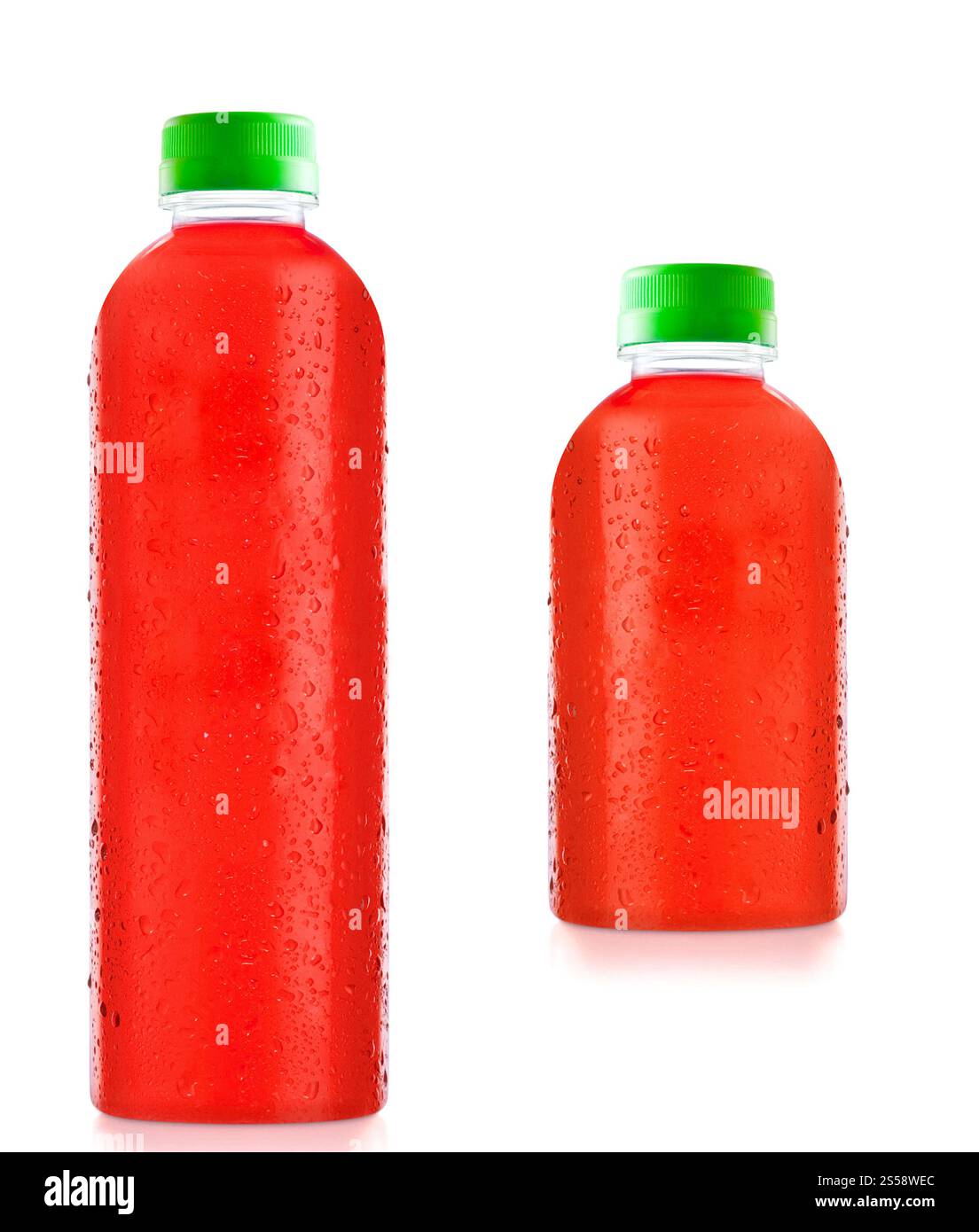 biberon il succo di frutta con gocce d'acqua isolate. biberon il succo di frutta con gocce d'acqua Foto Stock