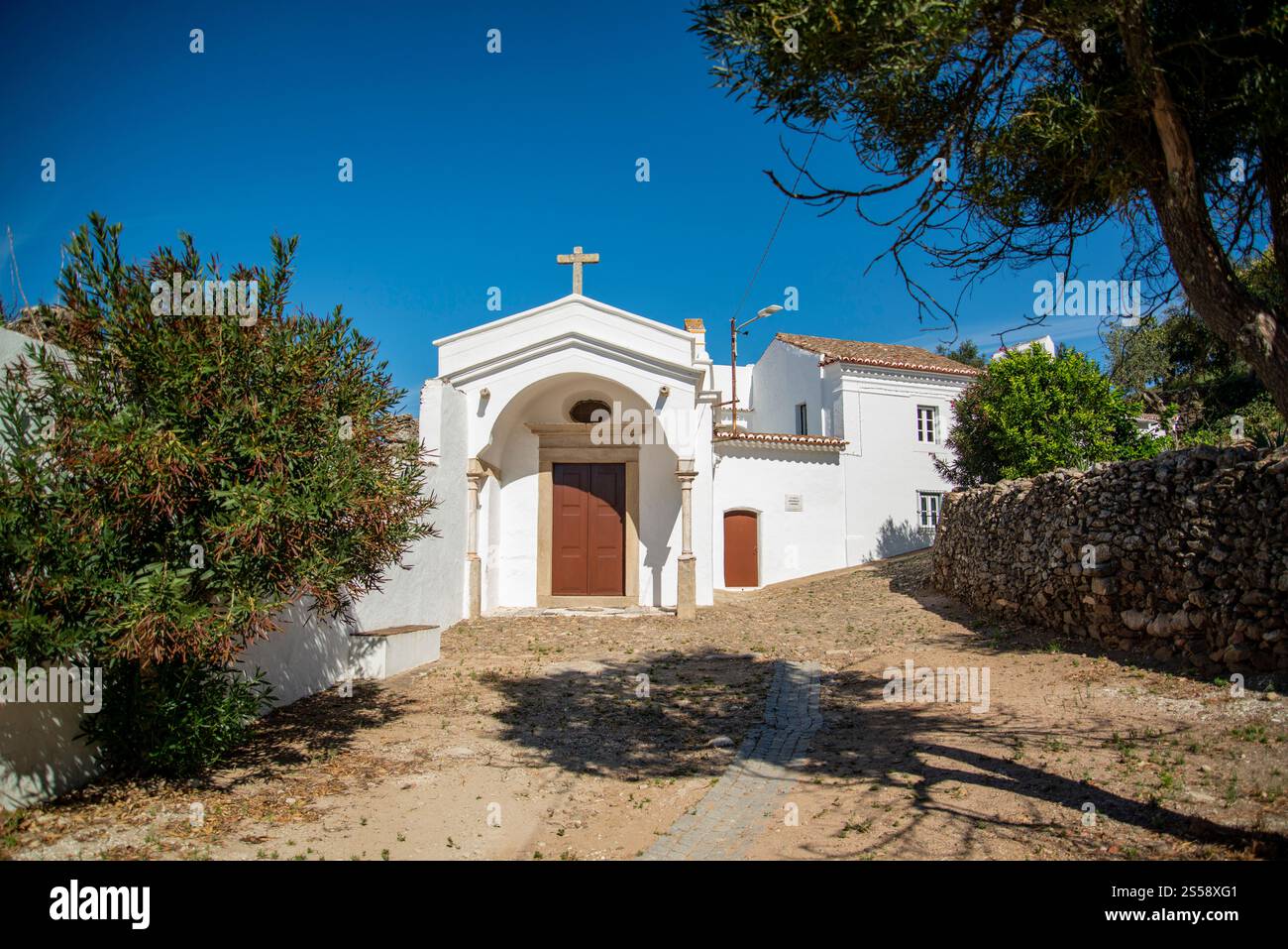 Una piccola chiesa nel villaggio di Evoramonte ad Alentejo in Portogallo. Portogallo, Evoramonte, ottobre 2021 Foto Stock