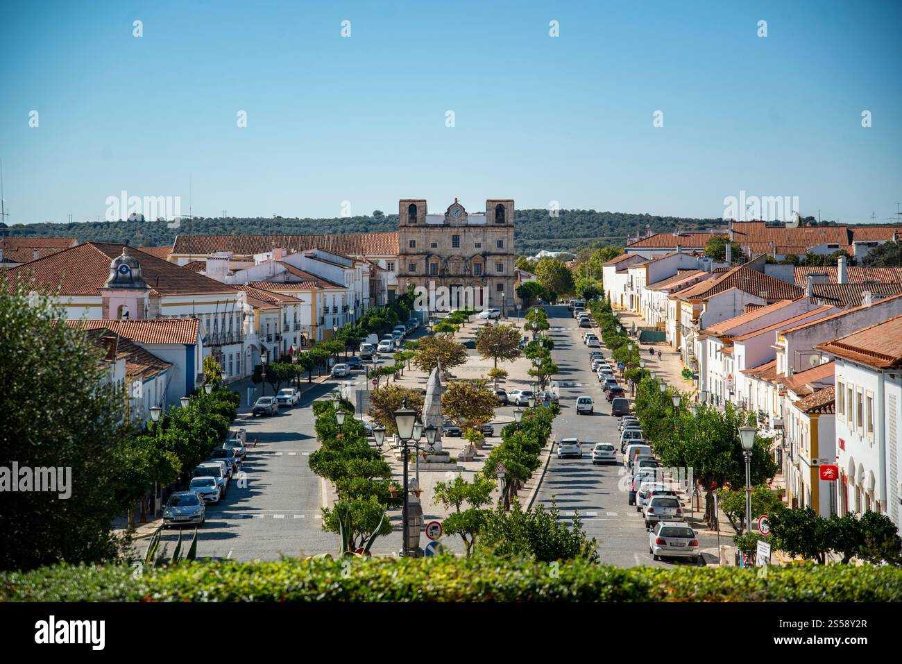 La piazza principale o Parca da Republica con la chiesa e Igeja de sao Bartolomeu nella città di Vila Vicosa ad Alentejo in Portogallo. Portogallo, Vila Foto Stock