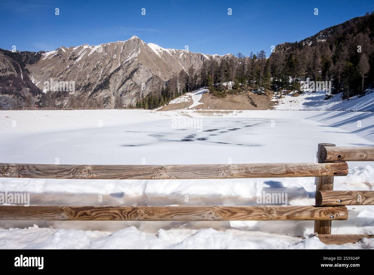 Paesaggio montano sotto la neve in inverno e lago ghiacciato. Il paesaggio di un lago di montagna in inverno Foto Stock