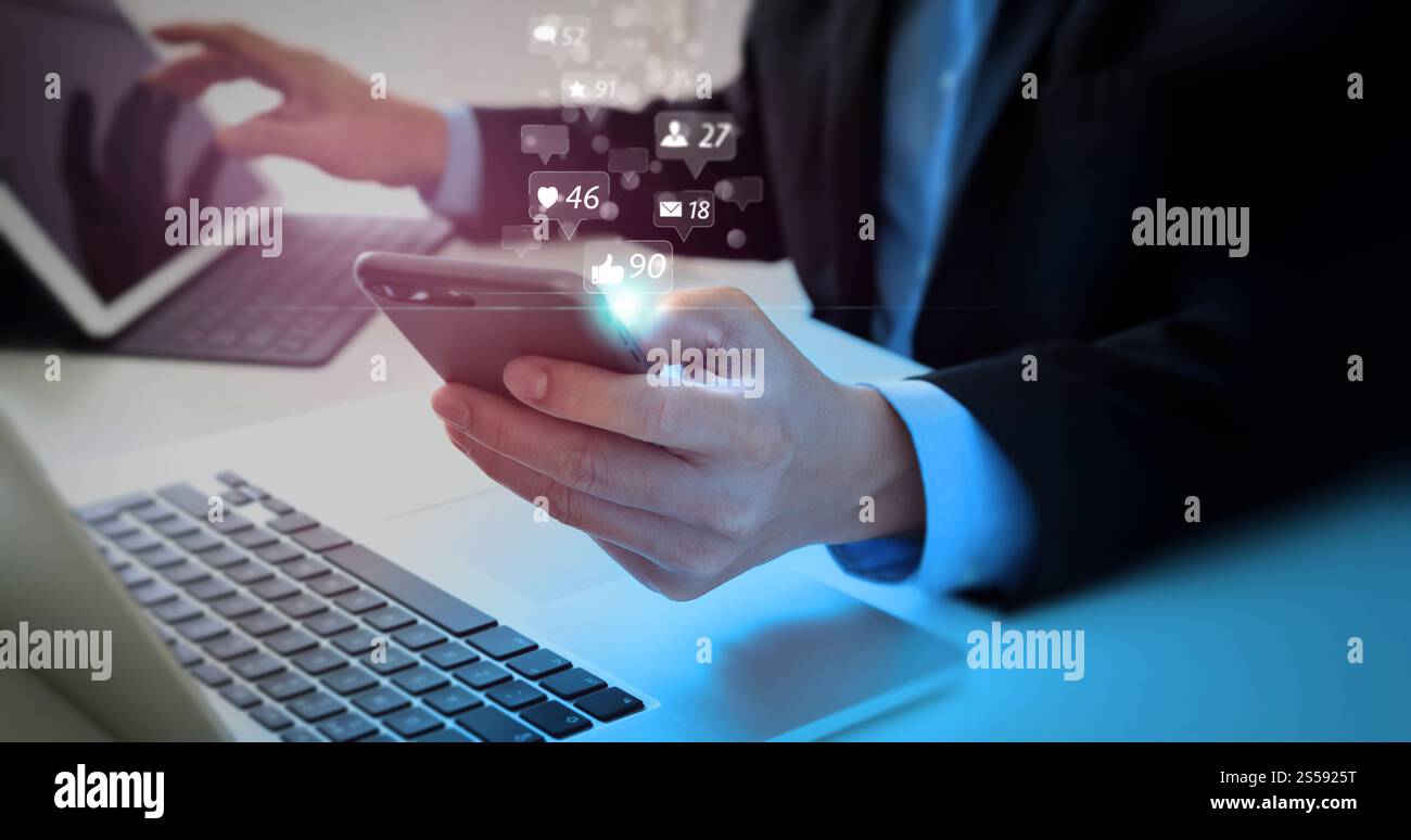 Uomo d'affari che usa lo smartphone e mostra icone social media. Concetto di tecnologia di rete. Foto Stock