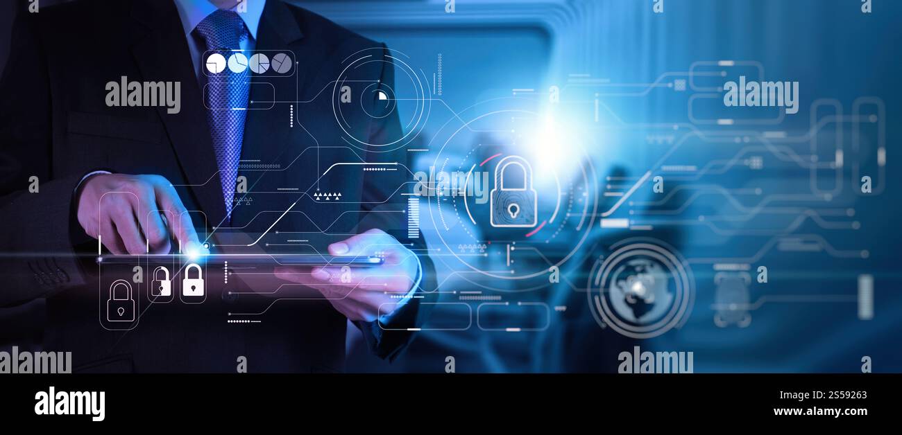 Concetto di tecnologia Internet per la privacy delle informazioni sulla sicurezza informatica e la protezione dei dati. L'uomo d'affari che lavora su un computer moderno mostra la protezione del lucchetto Foto Stock
