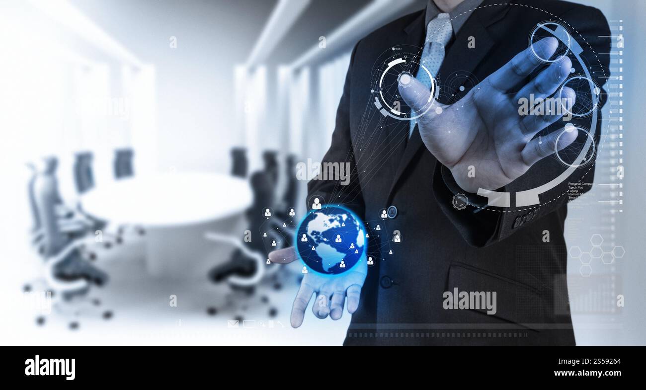 Concetto di tecnologia Internet per la privacy delle informazioni sulla sicurezza informatica e la protezione dei dati. L'uomo d'affari che lavora su un computer moderno mostra la protezione del lucchetto Foto Stock