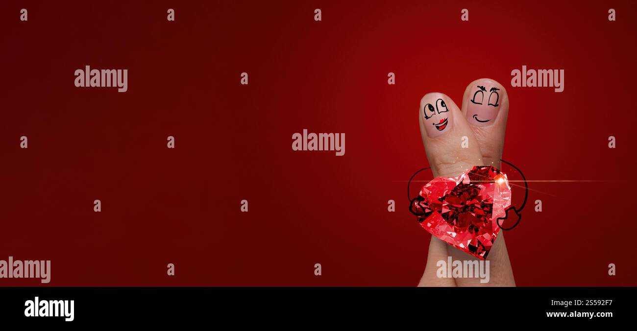 la coppia felice dito in amore con dipinto sorridente e tenere diamante anello forma cuore su sfondo rosso. Foto Stock