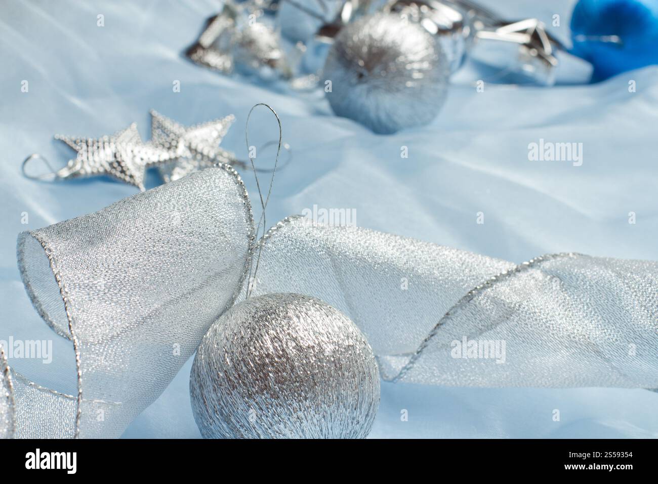 Bellissime palline di Natale blu da vicino. Bellissime palle di Natale blu Foto Stock
