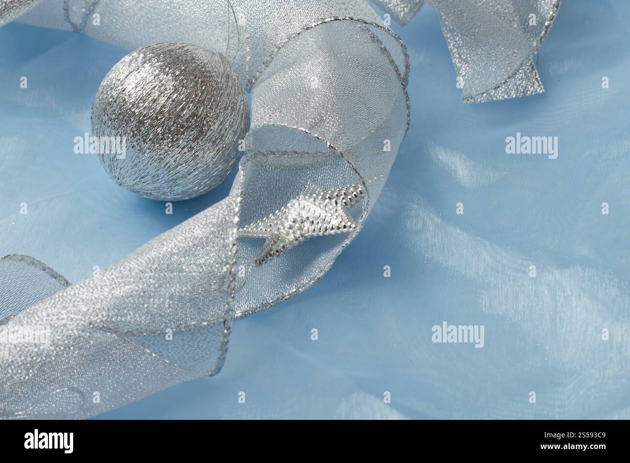 Bellissime palline di Natale blu da vicino. Bellissime palle di Natale blu Foto Stock