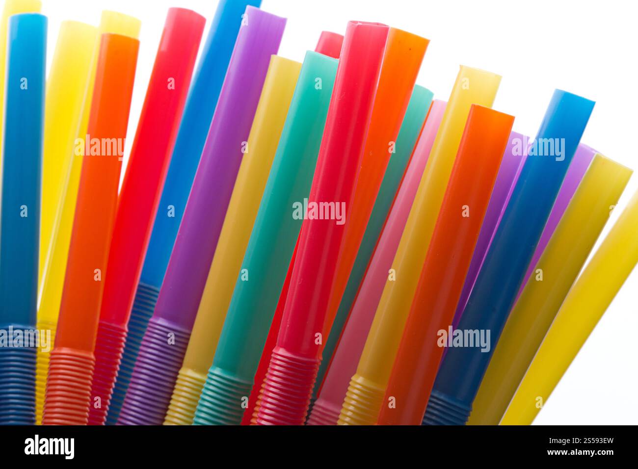 Cannucce flessibili multicolore isolate su sfondo bianco. Cannucce flessibili multicolore Foto Stock