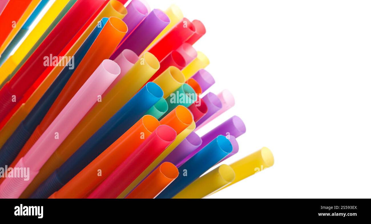 Cannucce flessibili multicolore isolate su sfondo bianco. Cannucce flessibili multicolore Foto Stock