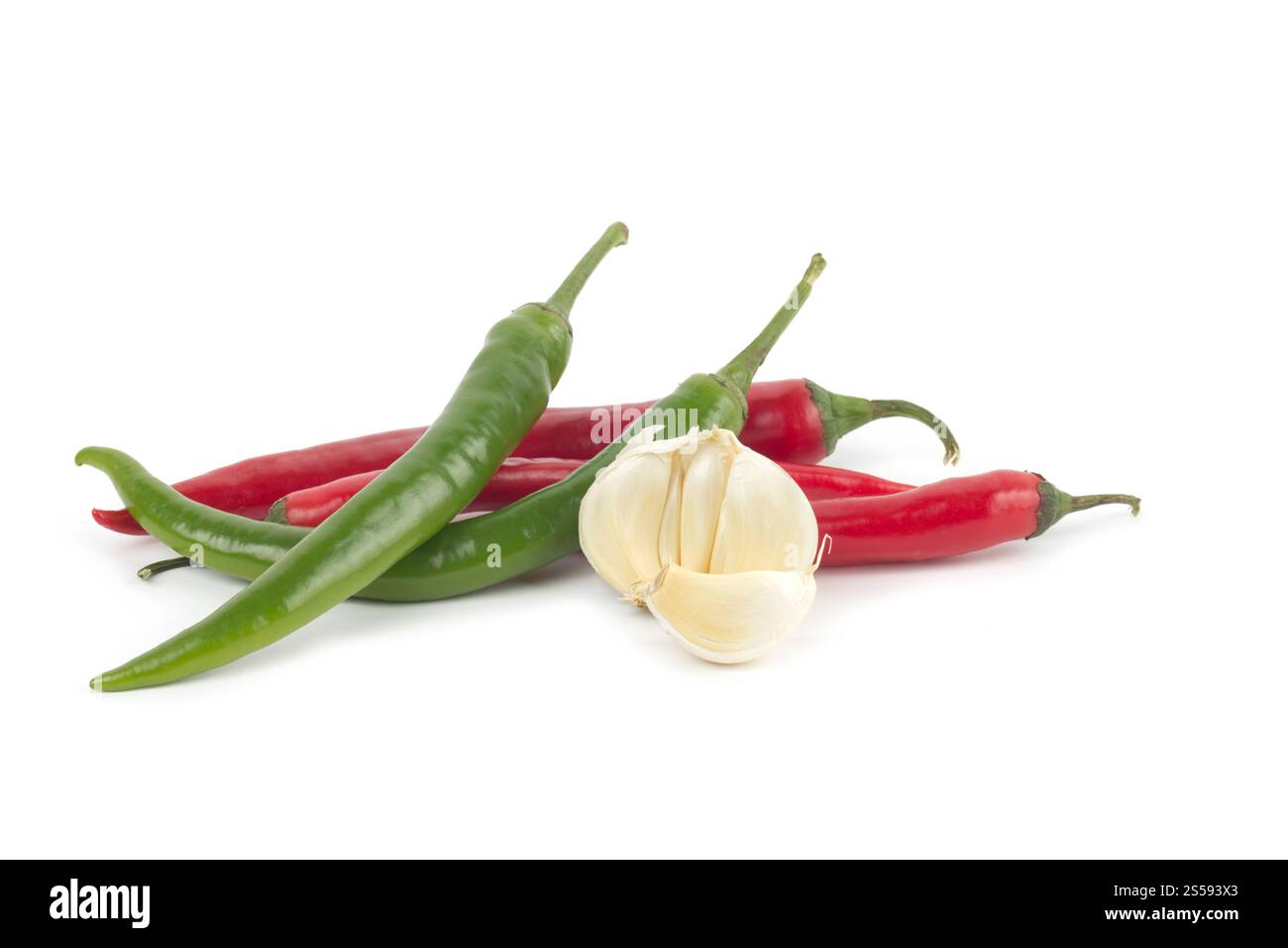 Peperoncino e aglio isolati su sfondo bianco. Peperoncino e aglio isolati Foto Stock