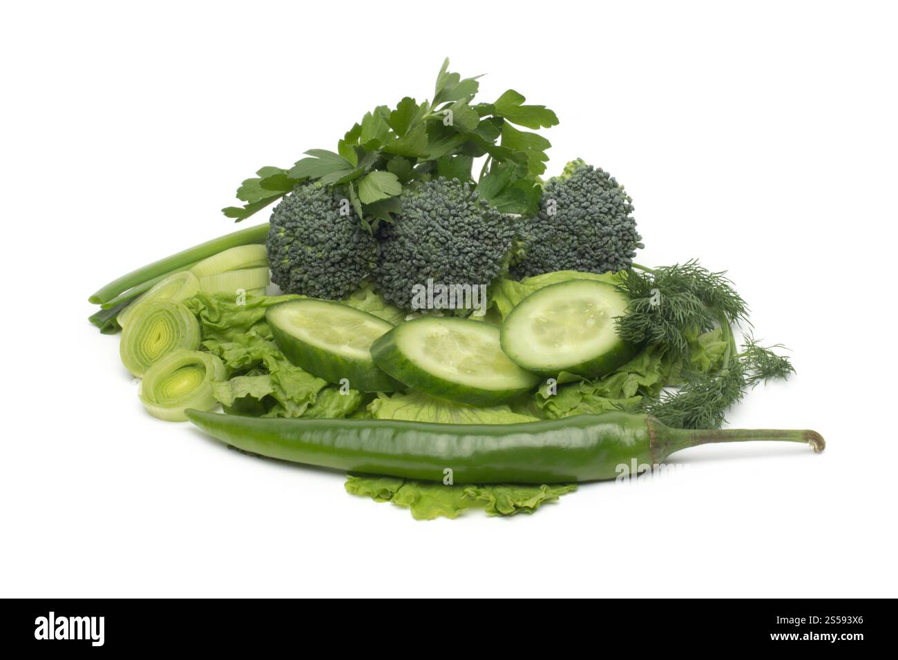 erba verde fresca prezzemolo, aneto, cipolla, erbe isolate su sfondo bianco. prezzemolo erba verde fresca, aneto, cipolla e erbe aromatiche Foto Stock