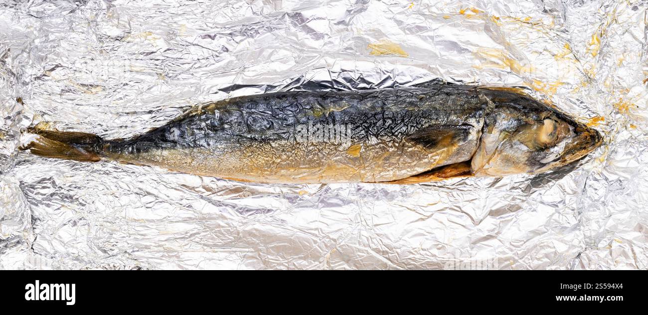 aprire il pesce sgombro intero cotto in lamina Foto Stock