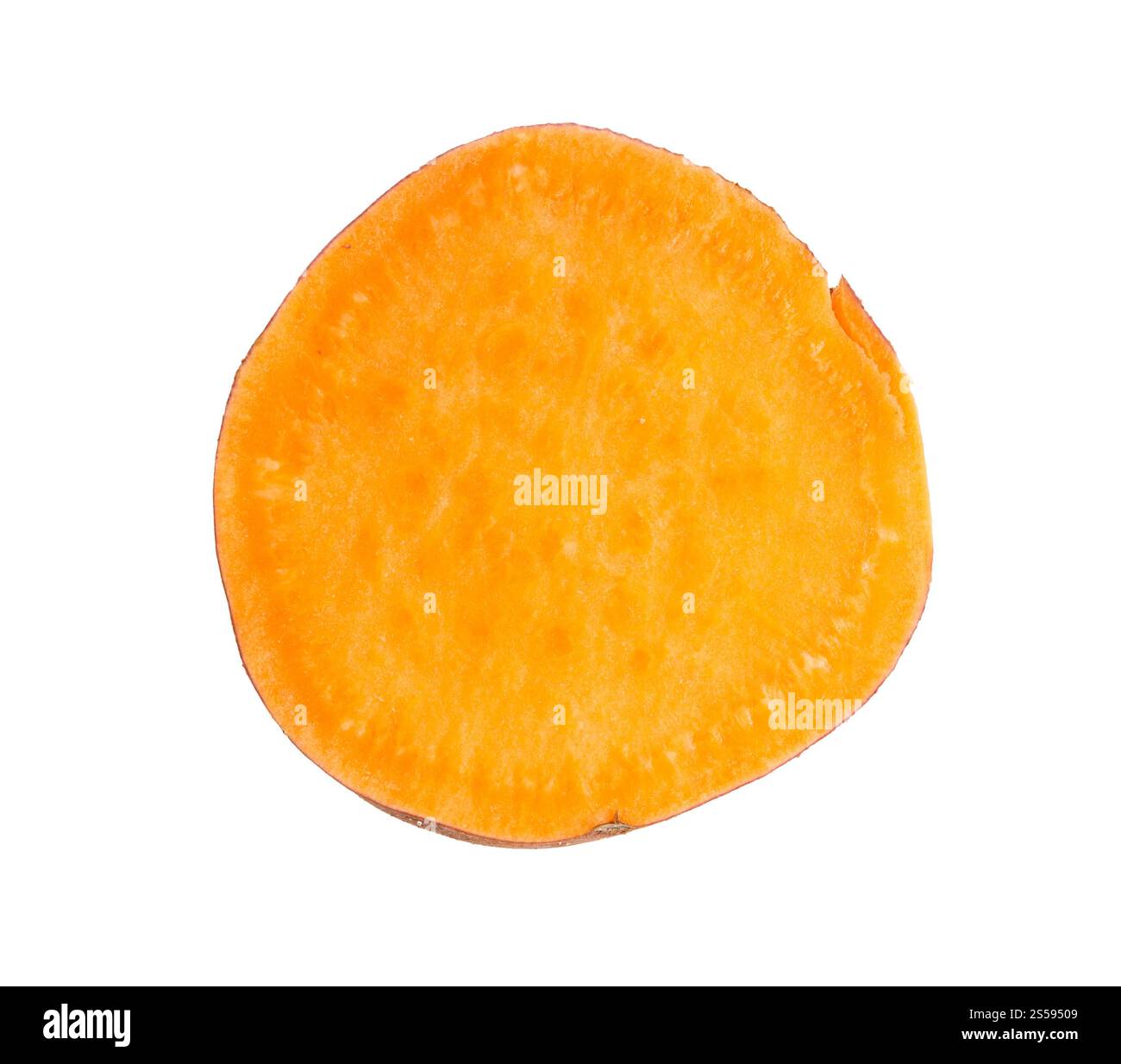 vista dall'alto di una fetta di tubero di patate dolci isolato su sfondo bianco Foto Stock