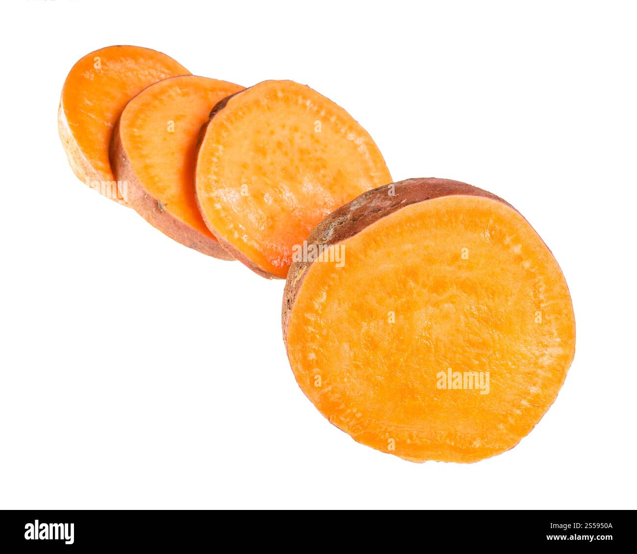 vista frontale del tubero di patate dolci a fette isolato su sfondo bianco Foto Stock