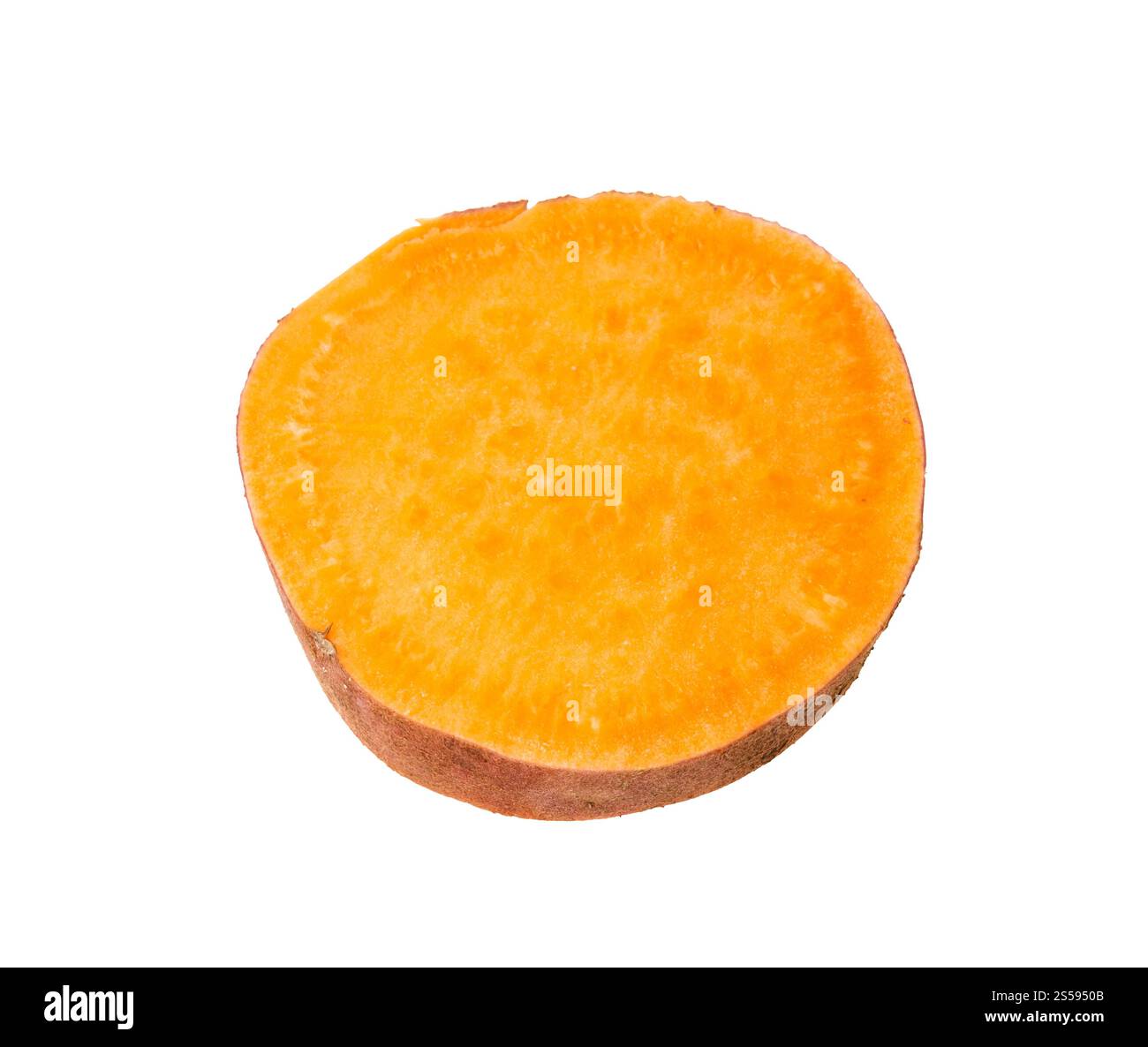 fetta di tubero di patata dolce isolato su sfondo bianco Foto Stock