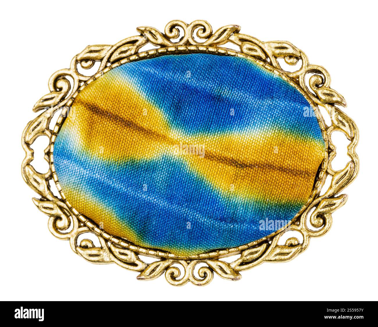 spilla ovale in ottone con inserto in seta batik dipinto a mano isolato su sfondo bianco Foto Stock