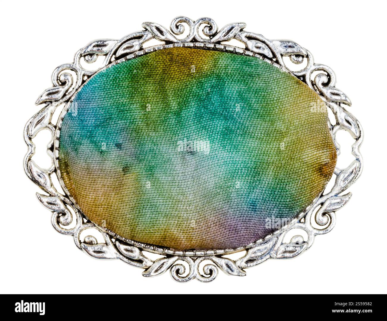 spilla ovale in argento con inserto in seta batik dipinto a mano isolato su sfondo bianco Foto Stock