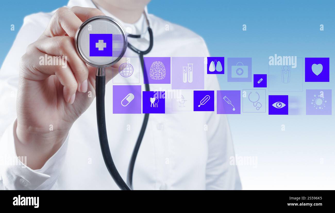 Medico di Medicina lavora con la moderna interfaccia computer Foto Stock