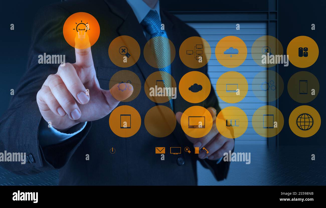 Imprenditore disegna a mano lampadina con la nuova interfaccia del computer come soluzione la concezione di business Foto Stock