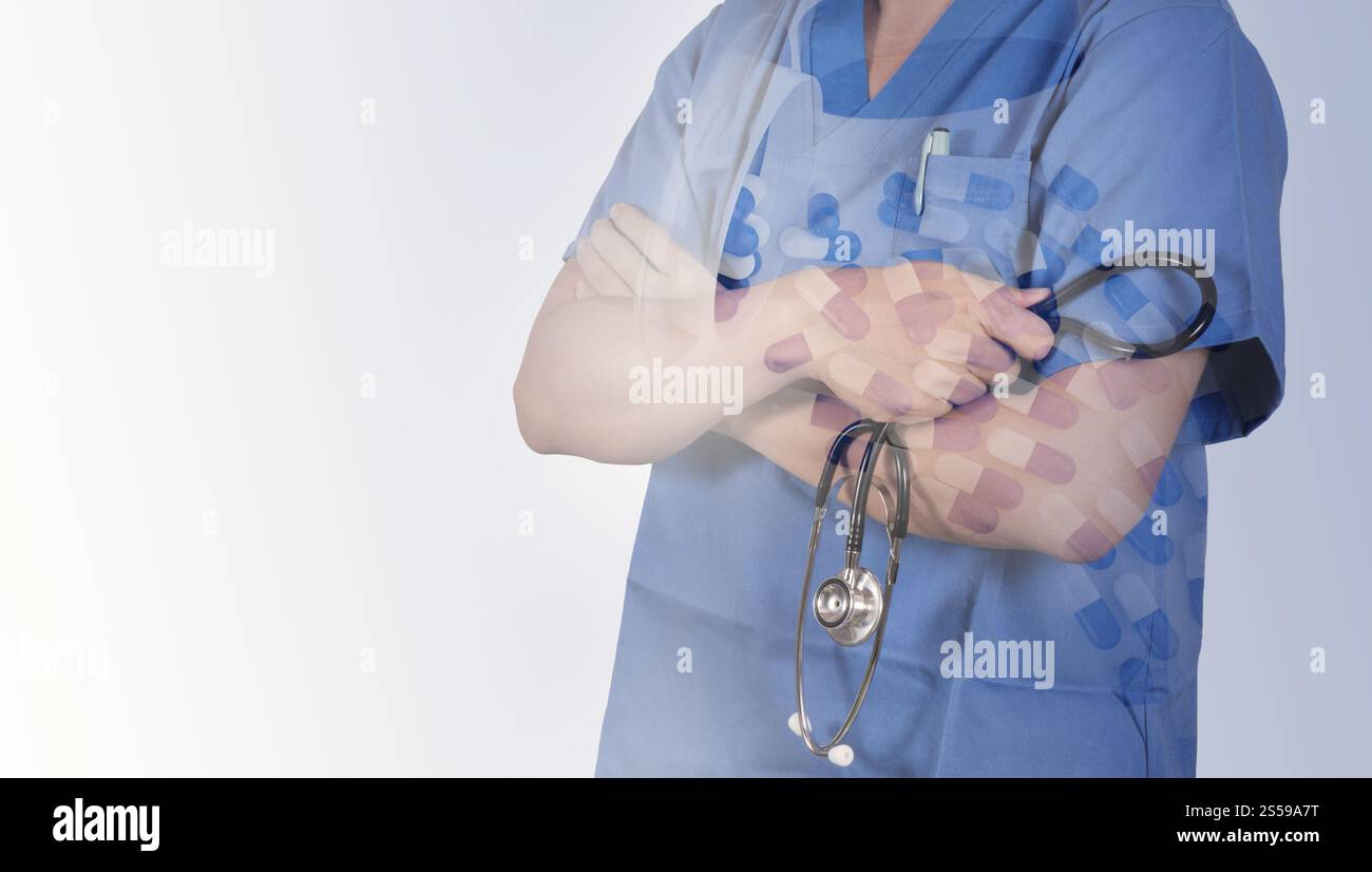 Doppia esposizione di smart docotr con le pillole, compresse e farmaci versando da bottiglia Foto Stock