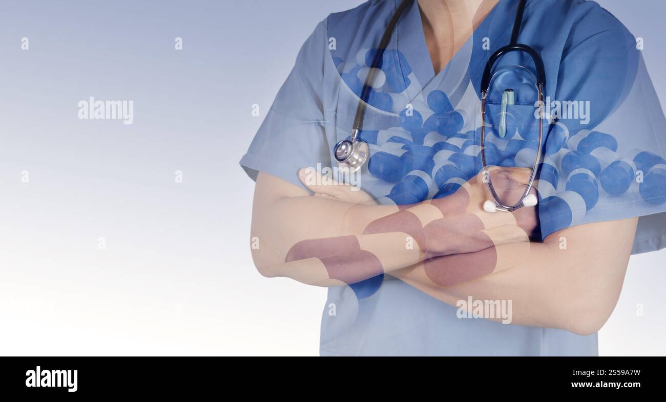 Doppia esposizione di smart docotr con le pillole, compresse e farmaci versando da bottiglia Foto Stock