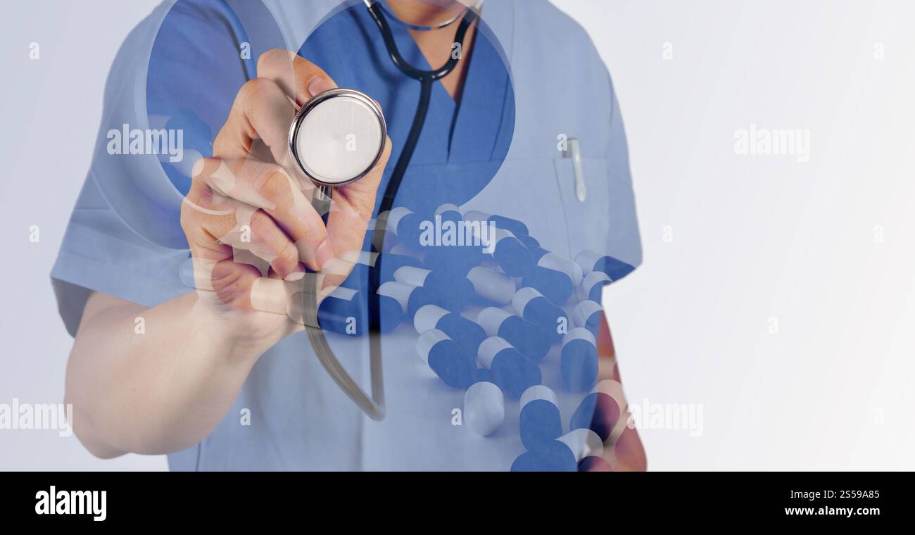 Doppia esposizione di smart docotr con le pillole, compresse e farmaci versando da bottiglia Foto Stock