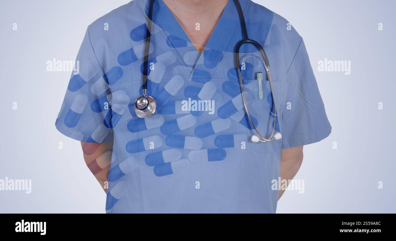 Doppia esposizione di smart docotr con le pillole, compresse e farmaci versando da bottiglia Foto Stock