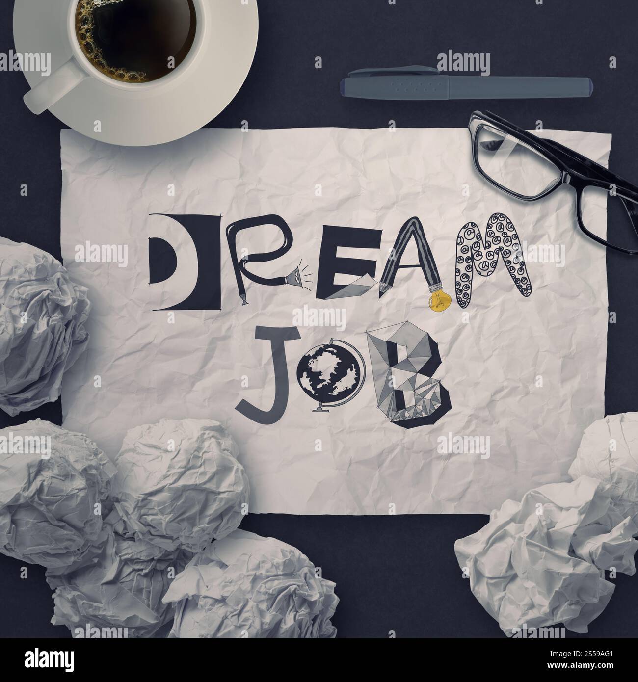 Disegnato a mano parole design sogno di posti di lavoro su carta sgualcita background come concetto Foto Stock