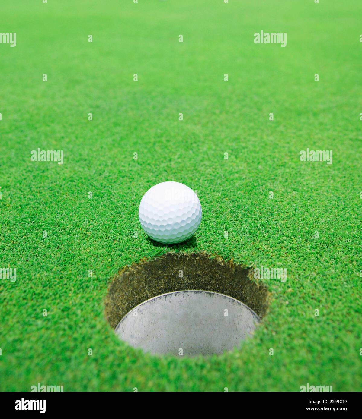 La palla al buco del campo da golf. sfera sul foro Foto Stock