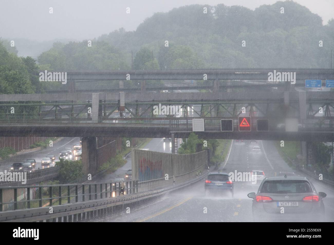 Forti piogge sulla Bundesautobahn A46 a Wuppertal, Renania settentrionale-Vestfalia, Germania © Wojciech Strozyk / Alamy Stock Photo Foto Stock