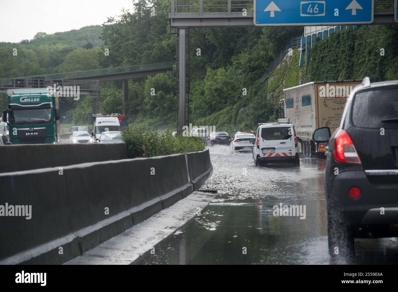 Forti piogge sulla Bundesautobahn A46 a Wuppertal, Renania settentrionale-Vestfalia, Germania © Wojciech Strozyk / Alamy Stock Photo Foto Stock