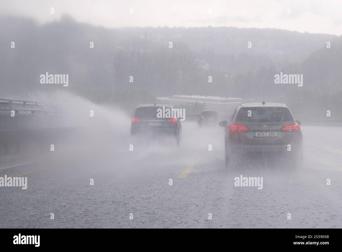 Forti piogge sulla Bundesautobahn A46 a Wuppertal, Renania settentrionale-Vestfalia, Germania © Wojciech Strozyk / Alamy Stock Photo Foto Stock